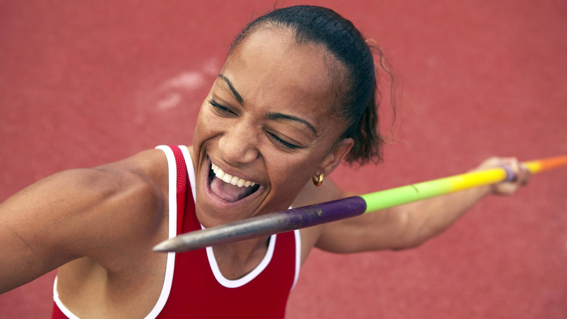 雷速体育-赛道与球场的双重奏，F1揭幕战与新疆队的胜利