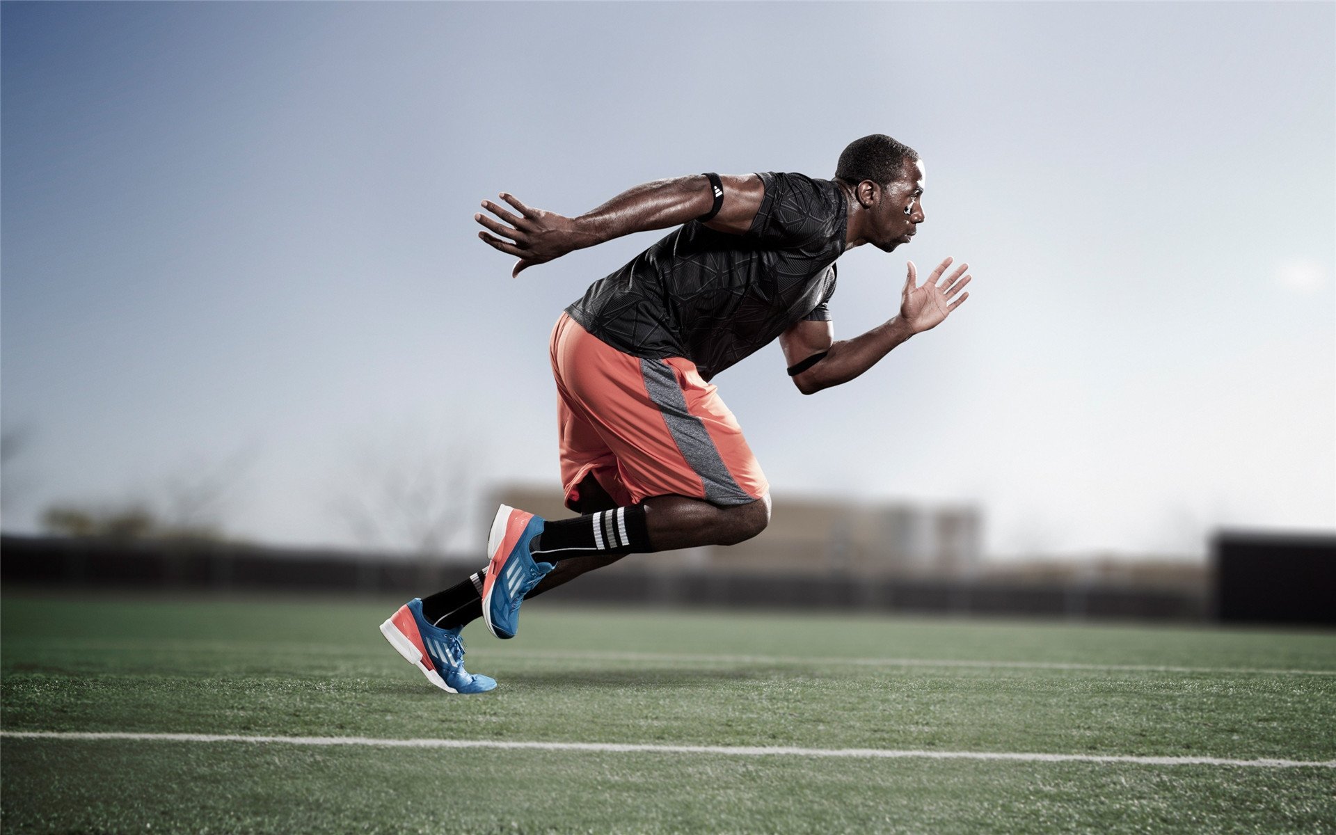 赛道上的红与红,红牛车队轻取姊妹队,勒克莱尔刷新单圈纪录